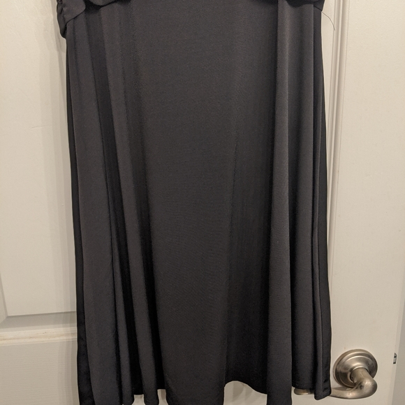 LBD Comfortable, flattering black dress - Picture 3 of 3
